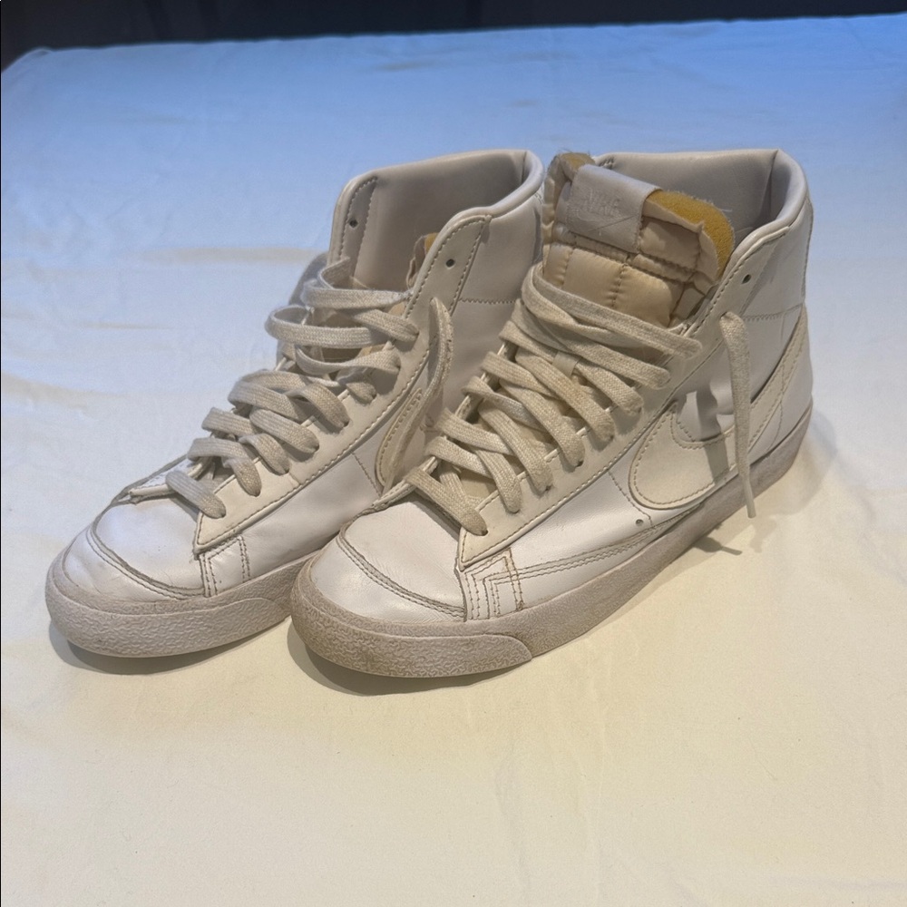 Women’s 8.5 Nike White Blazer Mid 77 Leather